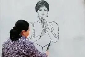 #咱们村里的新鲜事古有神笔马良 今有“山东大娘”！山东聊城农家妇女丁春梅，用烧火棍作画，作品栩栩如生！@让梦想飞 视频封面