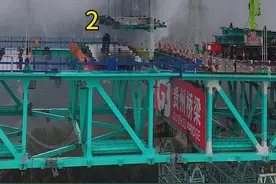 世界第一高桥全桥共92片嵌缝板，总重量达四千多吨。大桥建设正式启用双层吊具吊装，可实现单日最高完成6片嵌缝板吊装，大幅提升了施工效率，大桥预计于3月中下旬完成全部嵌缝板吊装工作#中国桥梁 #超级工程 #桥见贵州 #花江峡谷特大桥 #航拍黔景视频封面