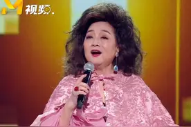 #徐小凤湾区升明月金曲三连唱 #徐小凤重返舞台宝刀未老  传奇巨星，重磅登场！中国香港乐坛传奇艺术家徐小凤惊喜亮相#2023湾区升明月大湾区电影音乐晚会 ，接连带来自己的经典金曲《风的季节》《明月千里寄相思》《顺流逆流》，浑厚唱腔，再续港乐黄金时代传奇！视频封面