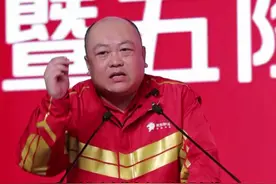 京东外卖放大招，新一批全职骑手签约仪式正式举行，老骑手劝年轻骑手要重视五险一金。#外卖小哥交五险一金说感觉扎根了