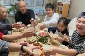 楠总安排小伙伴们到家聚餐，做了满满一桌好吃的，可把在月子中心的小产妇馋坏了！#坐月子#家庭日常#聚餐聚会视频封面