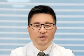 特应性皮炎怎么自测？ 特应性皮炎对生活影响比较大，睡觉时被痒醒，反反复复发作，赵医生教您怎么自己观测。
记住 “一痒二多三对称，四易复发” 口诀。“一痒” 就是痒得厉害，常抓得指甲发亮；“二多” 指皮疹多样，啥样都有；“三对称” 是在肘窝、腘窝、面颈部对称出现，还有特异性唇炎 ；“四易复发” 是因为体质特殊。
#皮肤科医生赵作涛 #特应性皮炎 #特应性皮炎日常护理 #抖出健康知识宝藏 #硬核健康科普行动视频封面
