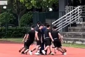 大学生偶遇消防员练跳绳，以为很普通没想到这么“秀”，跳出8字形环绕流畅丝滑#校园日常 #消防员 #跳绳  来源@HovQin视频封面