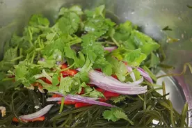 “凉拌海带丝”这么做才好吃！免切免洗，泡完一大盘，下酒菜来一份太爽了#凉拌海带丝家常做法 #凉拌海带丝视频封面