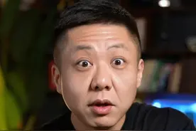 女子以为腹胀去医院竟生下男婴 湖北鄂州的李女士，因为腹痛，骑了个电动车去卫生院，结果B超这么一打，居然宫缩破水了，B超床秒变产床，不到俩钟头，怀里就多了个5斤多的亲儿子！#女子以为腹胀去医院竟生下男婴 #怀孕 #老百姓关心的话题 #意外的惊喜 #心大