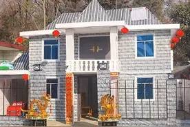 2025年清明节前夕，记者发现江苏南通及其周边地区，豪华纸别墅等殡葬用品仍在大量销售，且规模和价格较去年更为夸张。常州市武进区一商家推出的双层纸别墅最大号面积达200平方米，售价高达1.5万元。尽管南通官方去年已出台通告禁止制售封建迷信殡葬用品，但从业者表示禁令并未严格执行，同时否认这是暴利行业，称成本高昂。视频封面