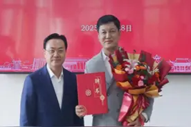 “村长”李锐多重隐藏身份+1，李锐受聘为湖南师大文学院教授，在多家航天企业、AI智能、机器人公司任高管，兼任小鹏汽车集团副总裁视频封面