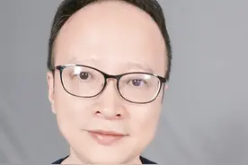 咖啡与健康的关系，谈谈适度饮用的艺术 知道咖啡因对健康的影响吗？这个视频将带你了解咖啡因如何影响心血管健康、认知功能以及睡眠质量，教你如何适度饮用咖啡，享受其带来的益处，同时避免潜在的风险。#硬核健康科普行动 #抖音知识年终大赏 #医学科普 #咖啡 #养生视频封面