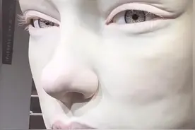 巨型人脸的压迫感 你敢直视它的眼睛吗 网友：完了 大辟谷效应 #上海 #本地新闻 #恐怖谷 #艺术 （视频来源：@roses_are_rosie ）视频封面