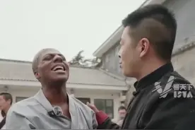 教网红“甲亢哥”功夫圈粉国内外网友，梁师傅回应：我不是大师，英语也说得不好，都是在教学中一点点练出来的视频封面