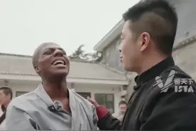 教网红“甲亢哥”功夫圈粉国内外网友，梁师傅回应：我不是大师，英语也说得不好，都是在教学中一点点练出来的视频封面