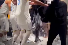 湖人更衣室庆祝哈姆执教生涯首场胜利 #湖人 视频封面