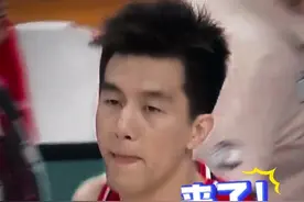 千呼万唤始出来！郭艾伦入场仪式就迎来全场欢呼，头衔都比其他球员长！#郭艾伦首秀#郭艾伦入场迎来全场欢呼视频封面