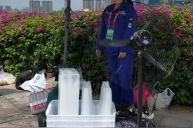 #成都世运会开幕式倒计时，工作人员高温下“守护”烟花，天气太热用冰块降温，网友：辛苦了，期待8点！#烟花秀成都