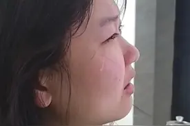 研究生女友信心满满给博士男友看自己写的SCI论文，结果被男友的提问整破防，眼泪止不住的流【来源：@Kong G 】视频封面