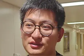 #小伙成为父亲时却失去了父亲 ，哽咽着说：做了父母才能理解父母。（记者：李亮）#父亲节