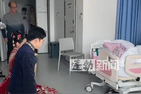 一对新人举办婚礼时爷爷仍卧病在床，新人在病房内跪拜爷爷改口；新人：我们结婚爷爷是最操心的 不想留下遗憾 （来源@林哥的奇妙世界 ）#特别的婚礼仪式 #新人在病房内跪拜爷爷改口 #改口视频封面