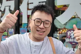 “渝超”本周六首战开赛！东北游客看市民朋友为各队伍想的方言口号，笑得合不拢嘴！大赞“渝超”氛围感，硬是要得！#渝超比赛现场有多燃 #媒体精选计划