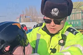 头盔佩戴不规范，交通安全留隐患。视频封面