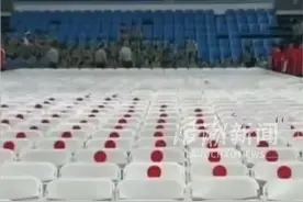 武汉大学回应椅子标签争议 为引导师生按造型正确入场，将更加注重工作细节，提高工作严谨性