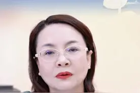 女性必看出现，这两种异味危险的信号！ 常见症状
阴道不规则出血，特别是在性交后或绝经后。
阴道分泌物增多，可能伴有异味或颜色改变。
泌尿系统症状，如尿频、尿急、尿痛。
晚期宫颈癌可能出现腥臭味或血腥味。
早期发现
早期和子宫颈癌前病变可能无明显症状。
定期体检和筛查是发现早期宫颈癌的关键。
通过宫颈细胞学检查（TCT）和HPV检测进行筛查。
行动建议
不要等到出现症状才就医，那时可能已经晚期。
定期进行宫颈癌筛查，及早发现和治疗。
结束语
关注健康，定期检查，及早发现宫颈癌前病变和早期宫颈癌。#hpv #宫颈癌 #异常出血 #医学科普 #抖出健康知识宝藏视频封面