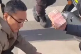 近日，山东东营。“闪送员”接单用拉杆箱送文件，察觉重量异常报警，里边竟是被诈骗的22万元现金#山东dou知道 #谨防诈骗视频封面