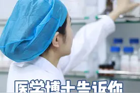 医学生告诉你，后背长痘的元凶可能是它！
你家的花洒可能比污水还脏，
别再用没清洗过的花洒漱口洗头了！
#生活妙招 #痘痘 #科普视频封面