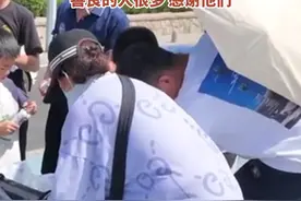 安徽跳海救人“玉米阿姨”后续，不少人专程来她的小摊上看望，还有老人默默扫码留下千元，悄悄离去。刘玉荣“善良的人很多 感谢他们”。#520安徽文旅惠民消费季