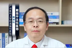 为什么会有强迫症？可以吃什么药？ #涨知识 强迫症是一种复杂的心理疾病，其产生原因及可服用的药物具体如下：
强迫症的产生原因
第一，遗传因素。#强迫症 与遗传关系密切，具有明显的家族聚集性。强迫症患者一级亲属具有较高的患病率，是普通人群的4倍；同卵双生子的同病率为65%85%，而异卵双生子则为15%45%。
第二，神经生物学因素。强迫症有特定的神经解剖学基础，皮质-纹状体-丘脑-皮质环路是强迫症发生的神经解剖学结构基础，其病变会引起丘脑水平的门控功能缺陷，从而导致额皮质和前扣带回的高度激活，表现出强迫性思维和继发性焦虑。此外，强迫症的发生与脑内5-羟色胺功能异常的联系也较为密切。
第三，心理社会因素。社会心理因素影响着强迫症状的产生和维持，主要包括心理素质因素、负性情绪、生活事件及家庭因素等。约2/3的强迫症患者病前即有强迫性人格，谨小慎微，做事要求完美无缺、按部就班、墨守成规，对自己要求极为严格，难以通融，固执而灵活性差。负性情绪与生活事件包括工作、生活环境的变迁，人际关系不佳，责任加重，家庭不和、亲人丧失和突然的惊吓等。
强迫症的治疗药物
第一，选择性5-羟色胺再摄取抑制剂（SSRIs），如氟西汀、氟伏沙明、舍曲林、帕罗西汀、西酞普兰等，是目前的一线治疗药物。
第二，三环类抗抑郁药物，如氯米帕明，但因其不良反应限制了其应用。
第三，对于难治性强迫症，可联合应用非典型抗精神病药物，如利培酮、立哌唑、喹硫平和奥氮平等，以提高疗效。请注意，药物治疗需要在专业医生的指导下进行，且由于强迫症呈慢性病程、易复发，治疗原则是全病程治疗，包括急性期治疗、巩固期治疗和维持期治疗三个阶段。#硬核健康科普行动  #年度健康知识干货大赏 @创作灵感小助手视频封面