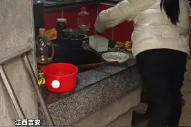 待在父母身边是最好的疗愈方式！在外打工小伙因工作不顺患上抑郁，残疾父母心疼儿子坚决让他回家。“在爸妈身边心情就很好"#视频来源 @严肃的火龙果 #总有温暖在身边