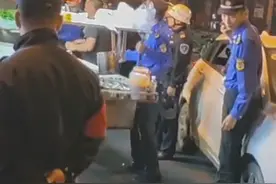 10月17日，有网友爆料称，在成都高新区详明二路，城管执法人员执法时与摊贩发生争执。随后摊贩在推动车辆时，执法人员疑刚被车辆轻轻碰到就倒地不起，现场围观群众质疑执法人员碰瓷倒地。据湖北经视消息，10月18日，成都市高新区城市管理和环境保护局综合处工作人员表示，已经了解到此事，具体情况正在核实中。视频封面