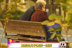 爱与不爱真的非常明显从一把不会倾斜的伞 或许就知道她这一生可能都在淋雪... #雪 #偏爱 #老一辈的爱情