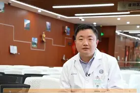 吃火锅的健康秘诀 锅底推荐番茄锅、菌菇，先涮菜再涮肉，再搭配点柠檬水（无糖/少糖）或者酸奶。#吃火锅 #抖出健康知识宝藏 #用健康的方式做不健康的事 #医学科普 #仁济俞旻皓视频封面