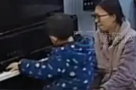 3岁多男孩弹奏《梦中的婚礼》，父母在旁惊呆激动不已视频封面