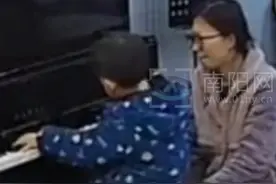 3岁多男孩弹奏《梦中的婚礼》，父母在旁惊呆激动不已视频封面