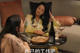 #湖南卫视灿烂的风和海   唐薇#倪虹洁  和李萌#姚有虞  在许佳佳#孙伊涵   面前因为该不该当全职太太的事而争论了起*薇觉得当全职太太不用那么辛苦，而李萌觉得全职太太没有自己的世界，许佳佳听着两人各执一词，一阵见血地说其实两人是在羡慕自己没走的那条路。视频封面