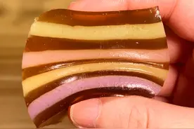 好吃又好看的彩色🌈千层马蹄糕 好吃又好看的彩色🌈千层马蹄糕，深受大小朋友的喜欢😘#治愈系美食 #抖音美食推荐官 #马蹄糕 #千层马蹄糕视频封面