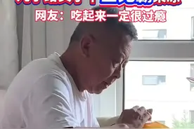 老爹馋果冻了儿子给买了个巨无霸果冻，网友：吃起来一定很过瘾#童心未泯所遇皆甜 #可可爱爱 #爸爸 #果冻  来源：咆哮老娘视频封面
