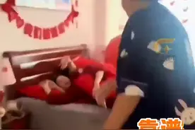 新婚第二天被婆婆叫醒扫地。网友：怪不得没有起床气。#万万没想到 #新婚 #婆媳 #被婆婆叫去扫地 #搞笑视频封面