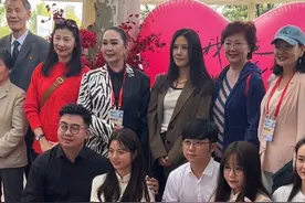 何琳、陈炜等艺术家为金婚夫妇、新人夫妻送上祝福！#我在2024电影周现场 #电影人在南京 #2024中国电影表演艺术周视频封面