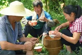 又到收稻谷的季节了， 农民在丰收的季节哪怕再苦再累都开心，忙得白天都是在坡坡上吃饭，姐妹们你们那边是不是也是这样子的呢？#2024新农人计划 #乡村烟火气最抚凡人心 #我的乡村生活 #把家乡的味道分享给大家 #农村美食视频封面