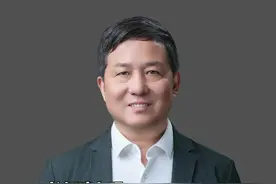 青少年长期睡眠不足会有什么危害 青少年时期是身体和大脑发育的关键时期，长期睡眠不足会对青少年的身心健康产生多方面的负面影响：


• 认知功能受损：包括记忆力、注意力、判断力和解决问题的能力下降。


• 情绪问题：可能导致情绪波动、焦虑、抑郁等情绪障碍。


• 学习能力下降：影响学习效率和成绩，因为睡眠不足会影响大脑对新知识的接收和处理。


• 免疫力下降：长期睡眠不足会削弱免疫系统，使青少年更容易生病。


• 生长发育受影响：生长激素主要在深度睡眠期间分泌，长期睡眠不足可能会影响青少年的生长发育。


• 肥胖风险增加：睡眠不足可能会影响食欲调节激素，增加肥胖的风险。


• 行为问题：包括冲动行为、攻击性行为和反社会行为。


• 社交能力受损：由于情绪和认知功能的影响，可能会影响青少年与同伴的交往。


• 事故风险增加：由于注意力和反应速度下降，青少年在驾驶或进行其他需要警觉性高的活动时更容易发生事故。


• 心理健康问题：长期睡眠不足可能会增加心理健康问题的风险，如焦虑症、抑郁症等。

为了确保青少年的健康成长，建议他们每晚获得足够的睡眠，通常建议青少年每晚至少需要8到10小时的睡眠。家长和教育者应该鼓励青少年养成良好的睡眠习惯，并为他们创造一个有利于睡眠的环境。#睡眠不足 #青少年健康 #睡眠障碍 #医学科普 #科普一下视频封面