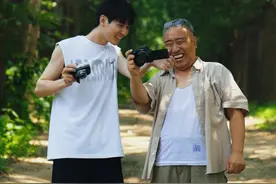 想到爷爷年轻时还有这样的爱好~你和长辈有什么有趣的故事吗？ #京东用户故事 #爷爷 #亲情 #时间都去哪了视频封面