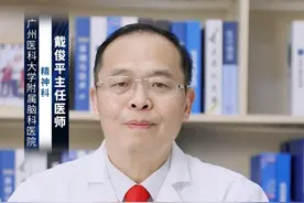 抑郁症胸闷出不来气，怎么回事怎么办 #涨知识 抑郁症患者出现胸闷、出不来气的情况，通常是由于自主神经功能紊乱导致。#抑郁 症是指由多种原因引起的一种常见的精神障碍，以情绪显著而持久的低落为基本临床表现，部分患者可能存在自残、自杀行为。因为抑郁症患者长期处于心境低落、兴趣丧失的状态，就容易造成自主神经功能紊乱，引起交感神经和副交感神经功能障碍，出现胸闷、心慌、气短、尿频、出汗、坐立不安等症状。此时可通过听音乐、运动、旅游等方式来放松心情，同时遵医嘱使用药物治疗，比如草酸艾司西酞普兰、氟西汀、舍曲林或者米氮平等。此外，患者还可进行心理治疗，包括支持性心理治疗、认知行为治疗、人际心理治疗、婚姻及家庭治疗等。如果抑郁症患者出现胸闷、喘不上气等症状，建议及时到医院的精神科就诊，并在专业医生的指导下进行针对性治疗。#换季健康攻略  @创作灵感小助手视频封面
