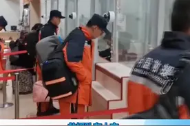 2月16日晚，中国赴土耳其开展国际救援的中国救援队82名队员，乘坐国航包机回国。中国香港特区救援队同机返程。视频封面