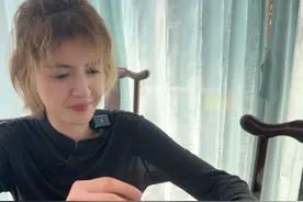 你们吃过黑豆腐吗？ #洋盆友 #老外在中国 #外国人吃中国美食 #黑豆腐视频封面