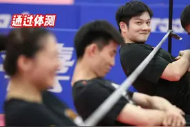 央视报道全运会体测画面！樊振东顺利通过，仰卧起坐露标志性笑容视频封面