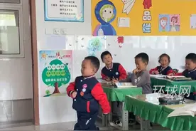 一年级小朋友课间表演踢正步，动作干净利索有模有样视频封面
