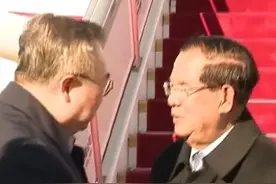 12月2日，柬埔寨人民党主席、参议院主席#洪森抵京  ，开始为期三天的访华之旅，中联部部长刘建超、驻柬大使汪文斌接机。#洪森访华视频封面