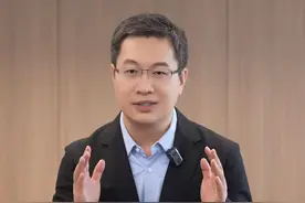 今天给大家分享我和雷总的五张合影，讲讲照片背后的故事。视频封面